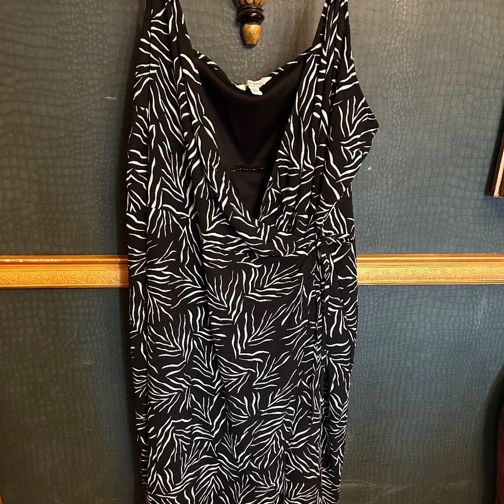 Nine West  wrap a round  summer dress. Size 4x  NEW!  Fully lined classic